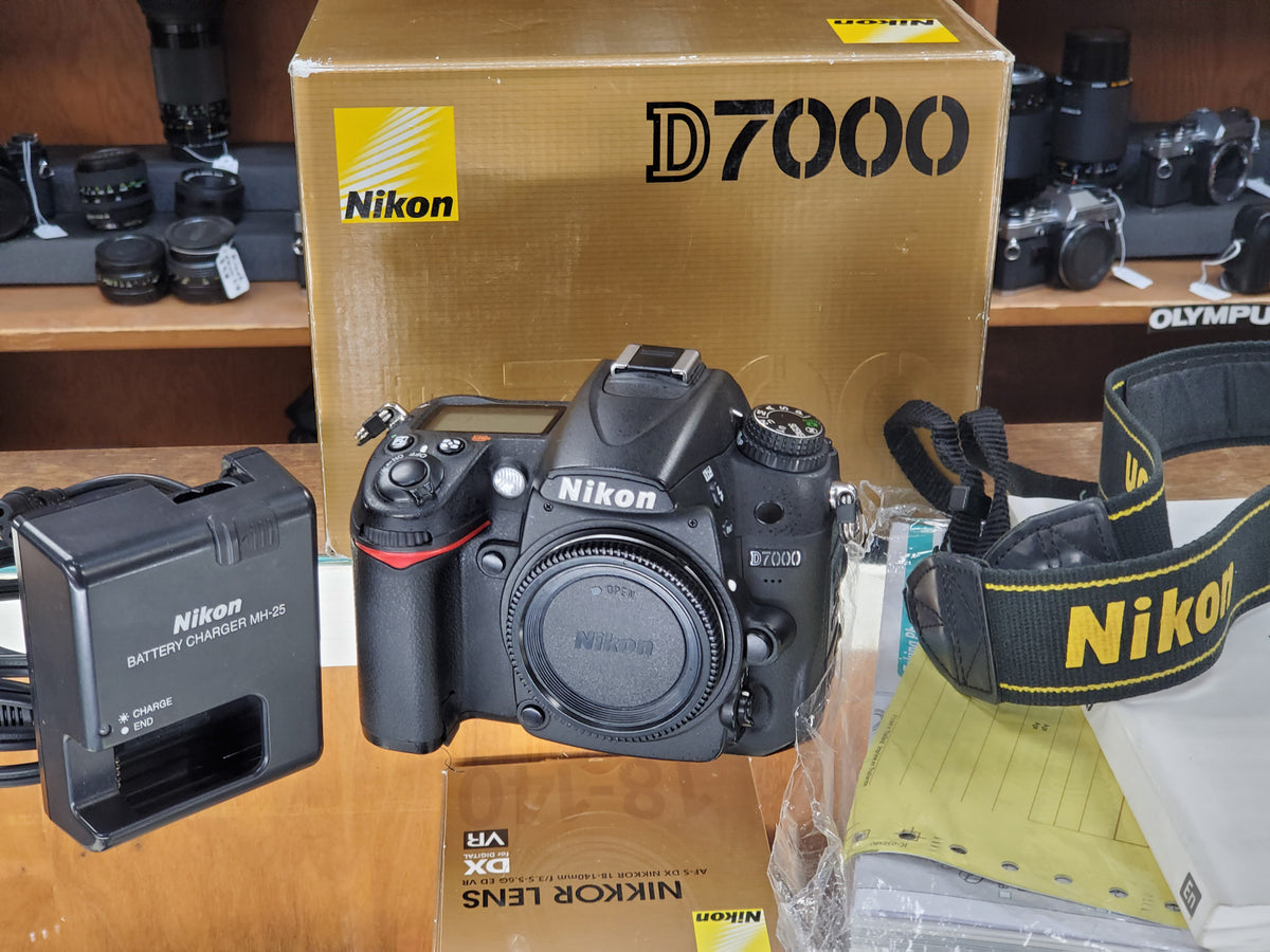 Nikon D7000 16.2MP DSLR, 1080P Video, 6FPS, - Canada - Warranty