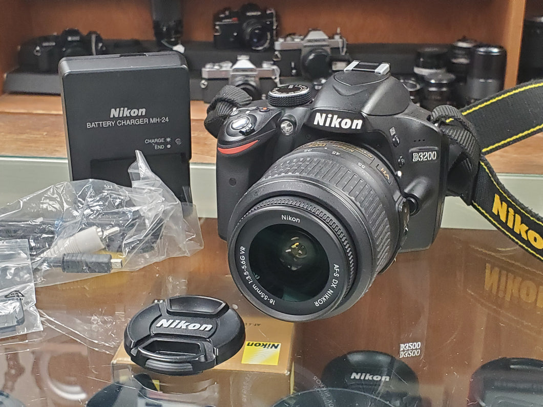 Nikon D3200 24.2MP DSLR 1080p Video, w/18-55mm VR lens, Like New